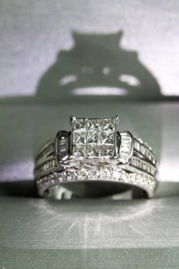 Glint/yansıması ile bir kutu içinde bir elmas nişan yüzüğü. Prenses kesilmiş elmas parıltılı.