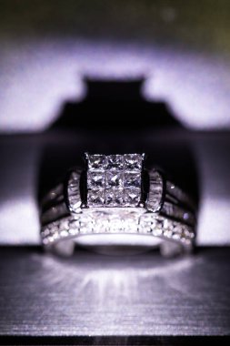 Glint/yansıması ile bir kutu içinde bir elmas nişan yüzüğü. Prenses kesilmiş elmas parıltılı.