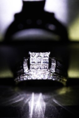 Glint/yansıması ile bir kutu içinde bir elmas nişan yüzüğü. Prenses kesilmiş elmas parıltılı.