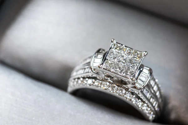 Diamant Förlovningsring Låda Med Glint Reflektion Skimrande Prinsesslipade Diamanter — Stockfoto