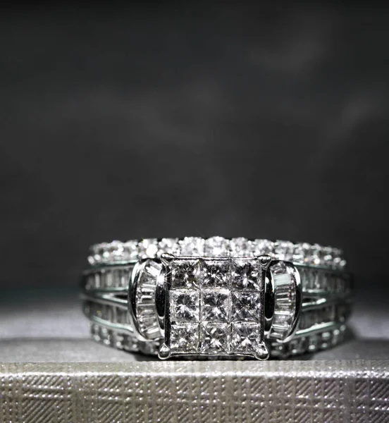 Pierścionek Zaręczynowy Diament Polu Błysk Odbicie Połyskujące Princess Cięte Diamenty — Zdjęcie stockowe