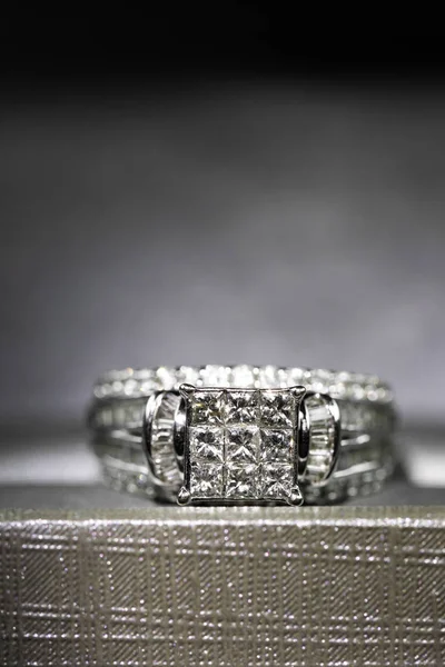 Anel Noivado Diamante Uma Caixa Com Brilho Reflexão Diamantes Corte — Fotografia de Stock