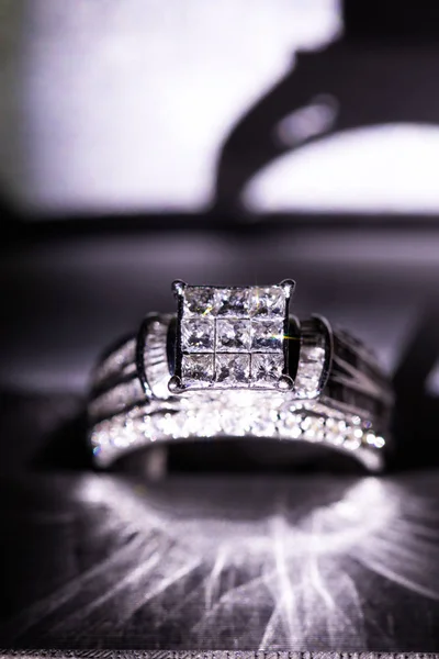 Gyémánt Eljegyzési Gyűrű Egy Doboz Glint Elmélkedés Csillogó Hercegnő Gyémánt — Stock Fotó