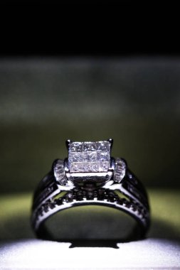 Glint/yansıması ile bir kutu içinde bir elmas nişan yüzüğü. Prenses kesilmiş elmas parıltılı.