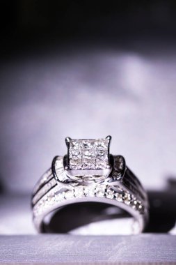 Glint/yansıması ile bir kutu içinde bir elmas nişan yüzüğü. Prenses kesilmiş elmas parıltılı.