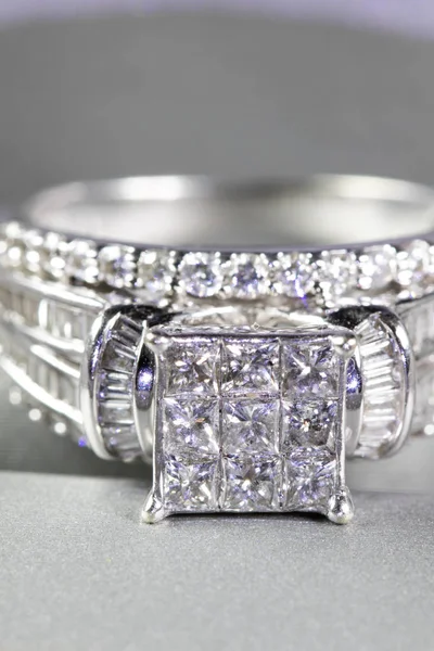 Diamant Förlovningsring Låda Med Glint Reflektion Skimrande Prinsesslipade Diamanter — Stockfoto