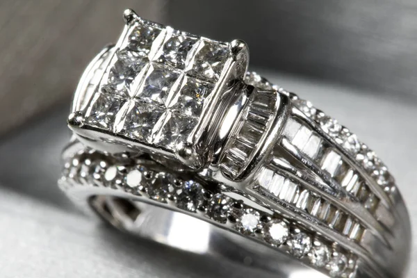 Ένα Διαμαντένιο Δαχτυλίδι Αρραβώνων Ένα Κουτί Glint Αντανάκλαση Λαμπερά Διαμάντια — Φωτογραφία Αρχείου
