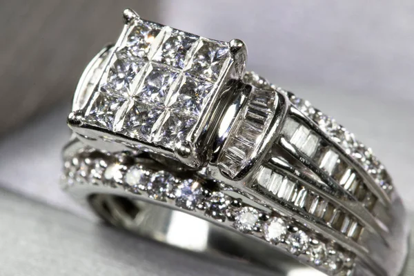 镶有闪光 反射的盒子里的钻石订婚戒指 闪闪发光的公主切割钻石 — 图库照片