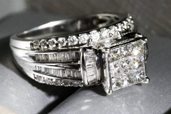 Pierścionek Zaręczynowy Diament Polu Błysk Odbicie Połyskujące Princess Cięte Diamenty — Zdjęcie stockowe