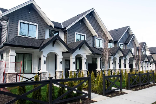 Yeni townhouses veya condominiums bir satır.