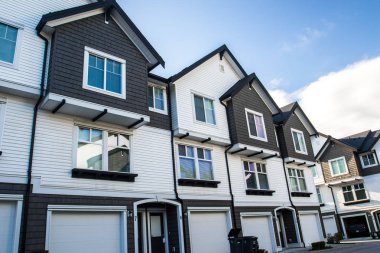 Güzel ve rahat bir semt. Townhouses Kanada banliyölerinde. Patlayan Emlak.
