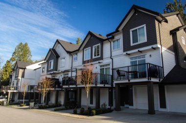 Büyük ve konforlu bir semt. Townhouses boş sokak satırını.