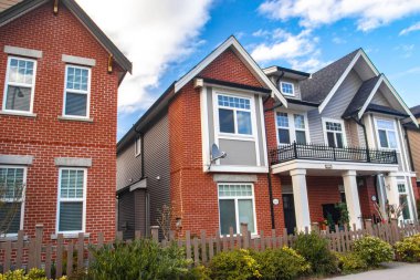 Kırmızı tuğla evleri yan yana. Tipik İngiliz Teras Evler, townhomes satır.