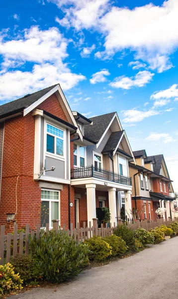Kırmızı tuğla evleri yan yana. Tipik İngiliz Teras Evler, townhomes satır.