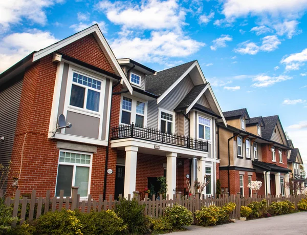 Kırmızı tuğla evleri yan yana. Tipik İngiliz Teras Evler, townhomes satır.
