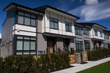 Dış cephe renkli modern kentsel townhouses.brand yeni bir satırın hemen sonra İnşaat Emlak piyasasında evler