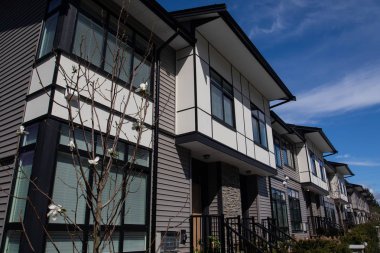 Dış cephe renkli modern kentsel townhouses.brand yeni bir satırın hemen sonra İnşaat Emlak piyasasında evler