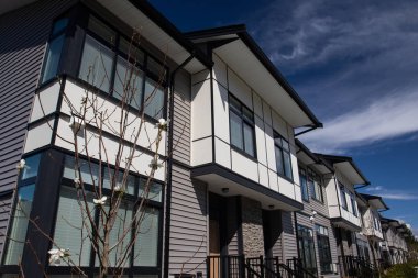 Yepyeni lüks townhomes Kanadalı bir mahallede. Dış cephe renkli modern kentsel townhouses.brand yeni bir satırın hemen sonra İnşaat Emlak piyasasında evler