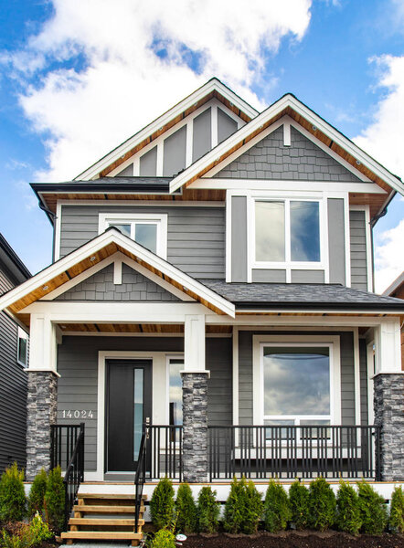 Новые дома сразу после строительства на рынке недвижимости
