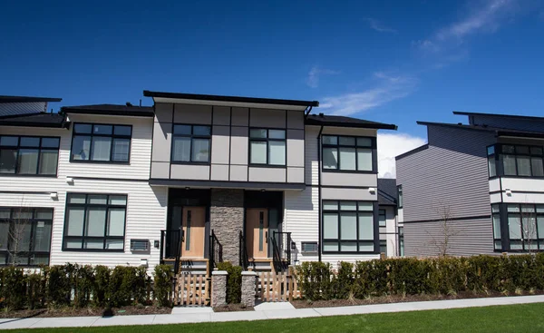 Fachada Externa Una Fila Coloridas Casas Urbanas Modernas Brand Casas — Foto de Stock