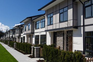 Konut townhouses güneşli mavi gökyüzü arka plan üzerinde. Dış cephe renkli modern kentsel townhouses.brand yeni bir satırın hemen sonra İnşaat Emlak piyasasında evler