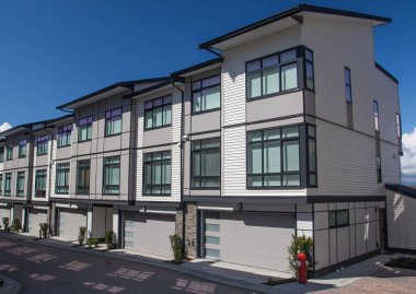 Yeni townhouses güzel geliştirilmesi. Dış cephe renkli modern kentsel townhouses.brand yeni bir satırın hemen sonra İnşaat Emlak piyasasında evler