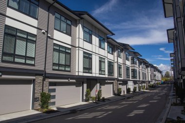 Bir dizi yeni townhouses. Dış cephe renkli modern kentsel townhouses.brand yeni bir satırın hemen sonra İnşaat Emlak piyasasında evler