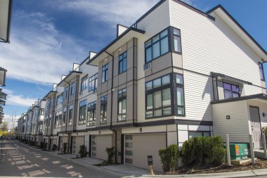 Yeni townhouses güzel geliştirilmesi. Dış cephe renkli modern kentsel townhouses.brand yeni bir satırın hemen sonra İnşaat Emlak piyasasında evler