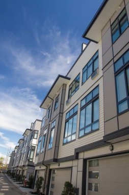 Bir dizi yeni townhouses. Dış cephe renkli modern kentsel townhouses.brand yeni bir satırın hemen sonra İnşaat Emlak piyasasında evler