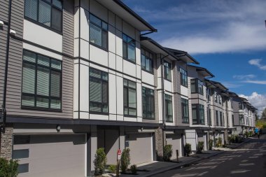 Bir dizi yeni townhouses. Dış cephe renkli modern kentsel townhouses.brand yeni bir satırın hemen sonra İnşaat Emlak piyasasında evler