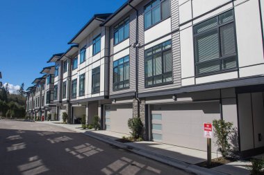 Yeni townhouses güzel geliştirilmesi. Satırı townhomes yan yana. Dış cephe renkli modern kentsel townhouses satırı. hemen sonra İnşaat Emlak piyasasında yeni evler
