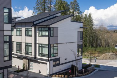 Yeni townhouses güzel geliştirilmesi. Satırı townhomes yan yana. Dış cephe renkli modern kentsel townhouses satırı. hemen sonra İnşaat Emlak piyasasında yeni evler