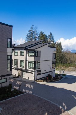 Dış cephe renkli modern kentsel townhouses satırı. hemen sonra İnşaat Emlak piyasasında yeni evler