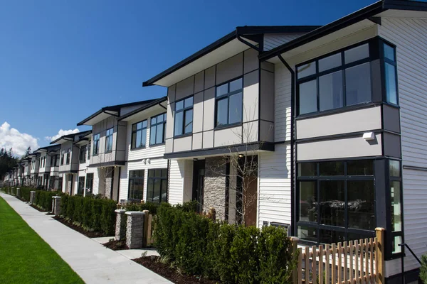 Konut townhouses güneşli mavi gökyüzü arka plan üzerinde. Dış cephe renkli modern kentsel townhouses.brand yeni bir satırın hemen sonra İnşaat Emlak piyasasında evler