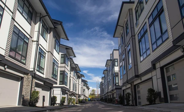 Satırı townhomes yan yana. Dış cephe renkli modern kentsel townhouses satırı. hemen sonra İnşaat Emlak piyasasında yeni evler