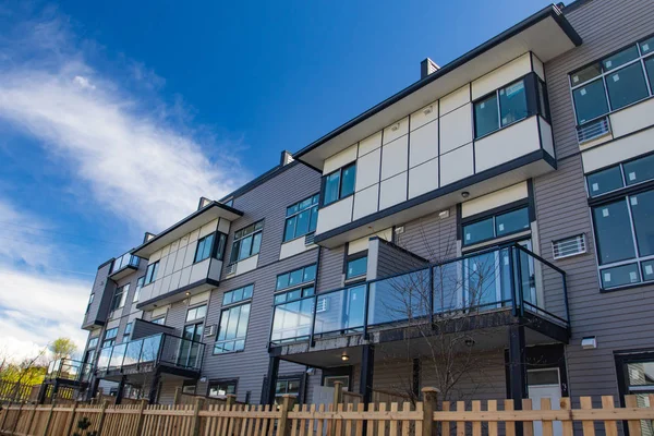 Fachada Externa Uma Fileira Casas Urbanas Modernas Coloridas Casas Novas — Fotografia de Stock