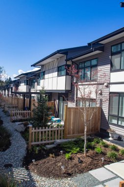 Dış cephe renkli modern kentsel townhouses satırı. hemen sonra İnşaat Emlak piyasasında yeni evler