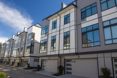 Yepyeni townhouse karmaşık. Satırı townhomes yan yana. Dış cephe renkli modern kentsel townhouses satırı. hemen sonra İnşaat Emlak piyasasında yeni evler