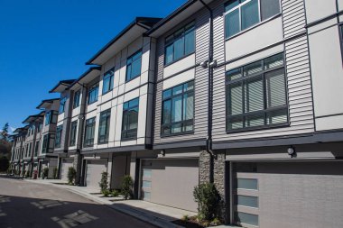 Yepyeni townhouse karmaşık. Satırı townhomes yan yana. Dış cephe renkli modern kentsel townhouses satırı. hemen sonra İnşaat Emlak piyasasında yeni evler
