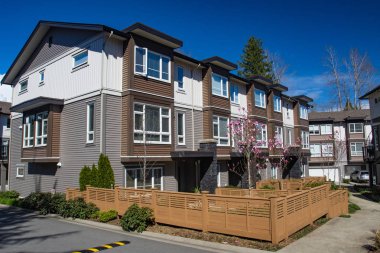 Yeni apartman güneşli ilkbaharda çiçek açan ağaçlar British Columbia, Kanada ile.