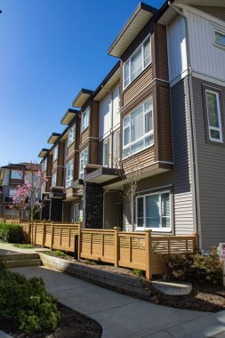Yeni apartman güneşli ilkbaharda çiçek açan ağaçlar ile.