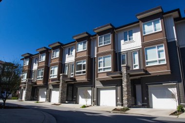 Yeni apartman güneşli ilkbaharda çiçek açan ağaçlar ile.