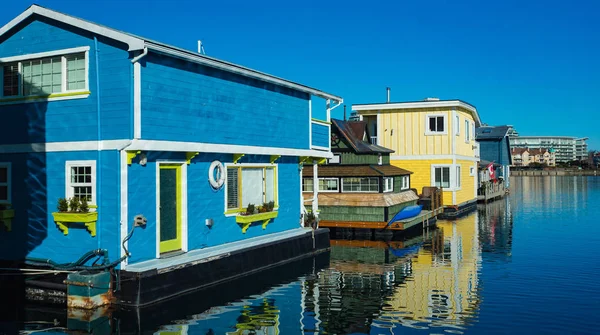 Casas Flutuantes Madeira Coloridas Dia Ensolarado Verão Com Céu Azul — Fotografia de Stock
