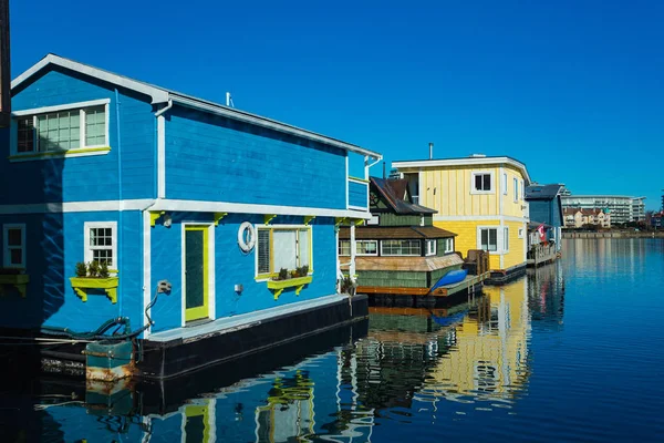 Colorate Case Galleggianti Legno Nella Soleggiata Giornata Estiva Con Cielo — Foto Stock