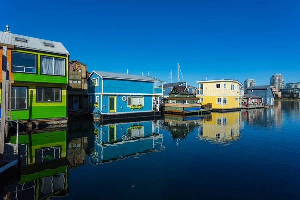 加拿大不列颠哥伦比亚省不列颠哥伦比亚省的渔人码头内港 地区有漂浮的房屋 餐馆和探险之旅 — 图库照片