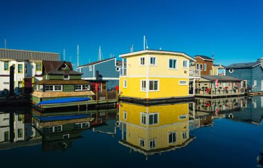 Parlak güneşli, mavi gökyüzü floathomes Collorful Köyü.
