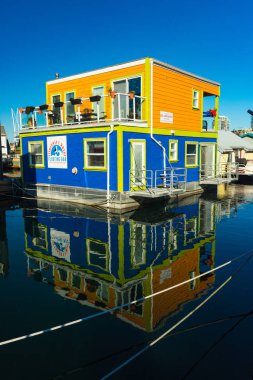 Victoria Bc Kanada 12 Şubat 2019: Victoria Inner Harbour, Fisherman Wharf bir gizli hazine alanı olduğunu. Renkli yüzen evler, hediyeler, gıda ve yaban hayatı ile eko turlar izlerken.