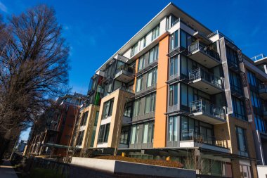 Alçak apartmanda güneşli British Columbia, Kanada