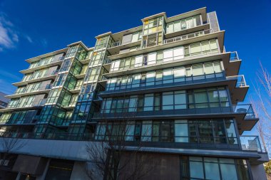 Alçak apartmanda güneşli British Columbia, Kanada