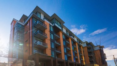 Apartament bina. Alçak apartmanda güneşli British Columbia, Kanada